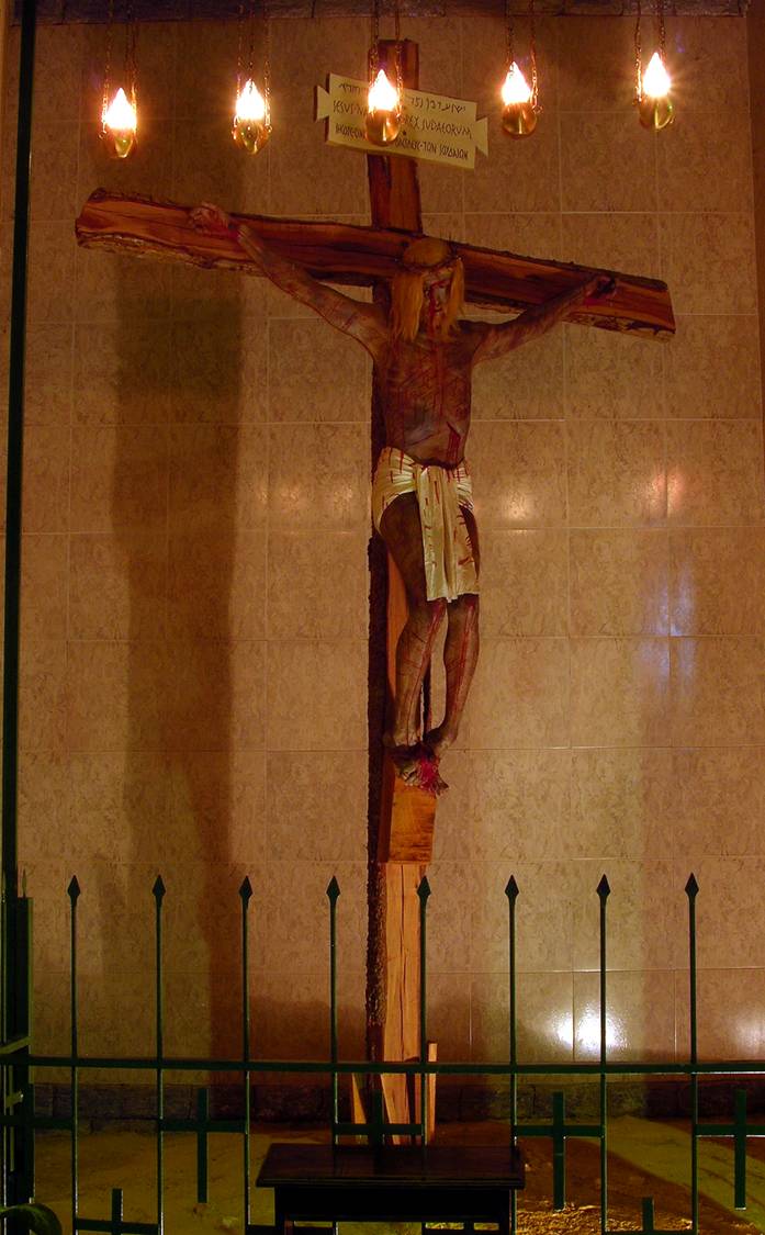 Foto do Cristo Crucificado no interior do Santuário