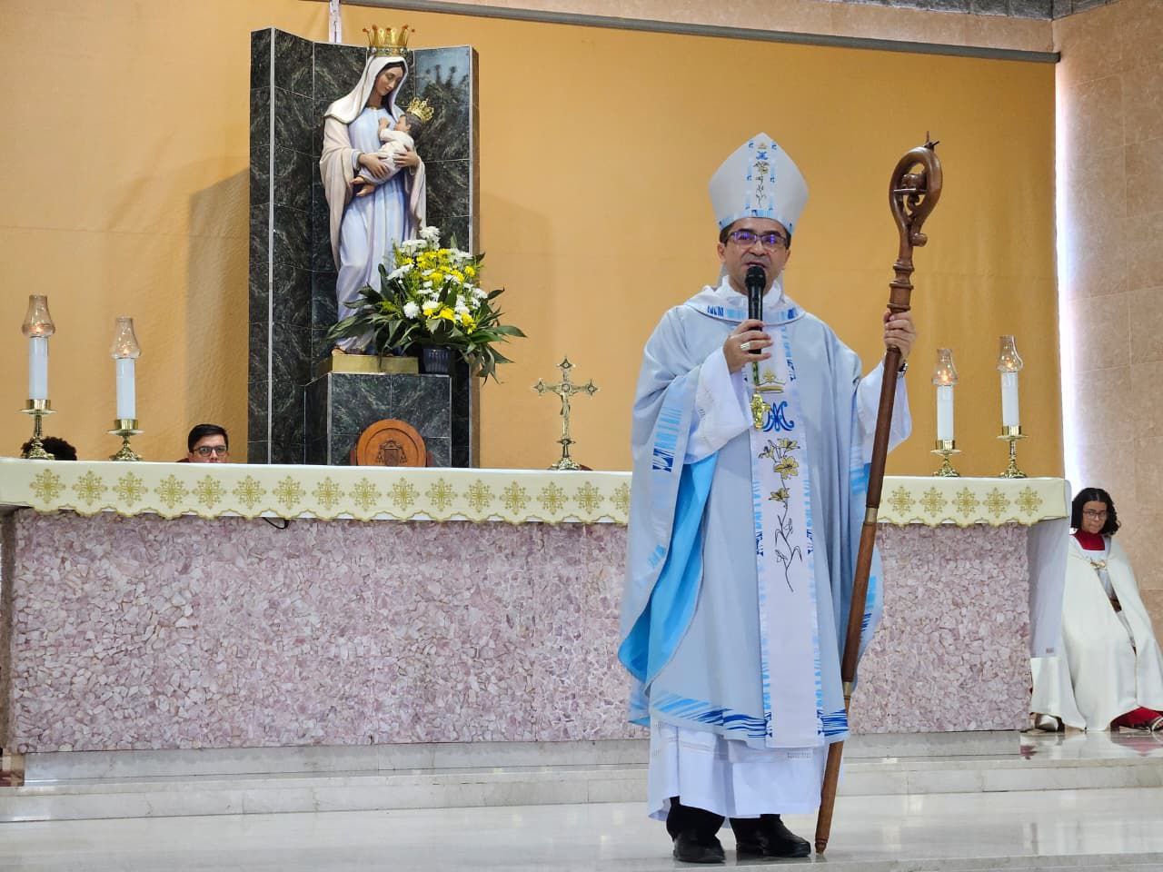 Capela solitária em campo aberto sob céu nublado